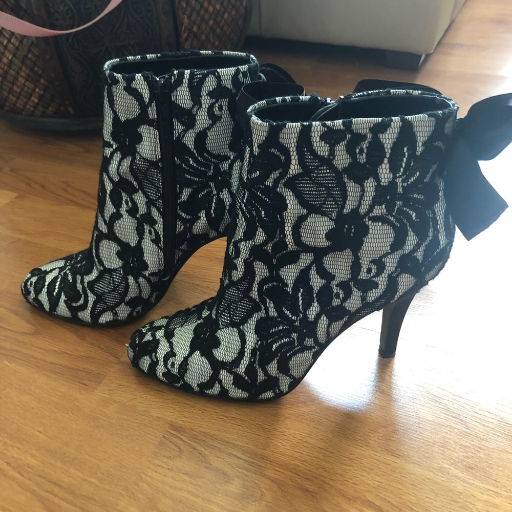 Black Lace heeled ankle boots size 7.5)